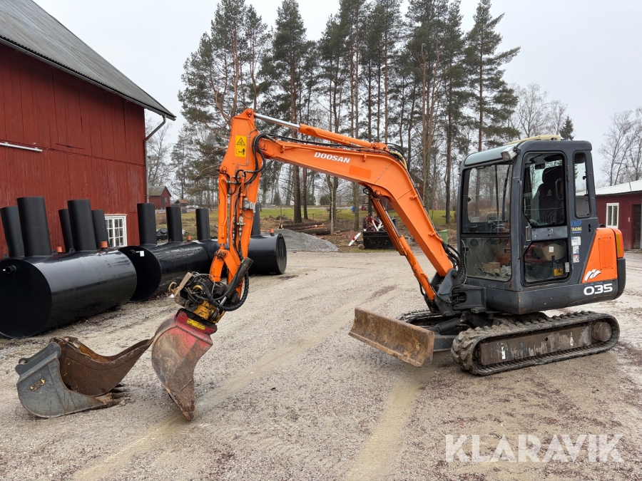 Grävmaskin Doosan Solar 030 med tiltrotator och 3 st skopor