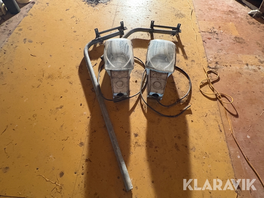 Armaturer med väggfäste