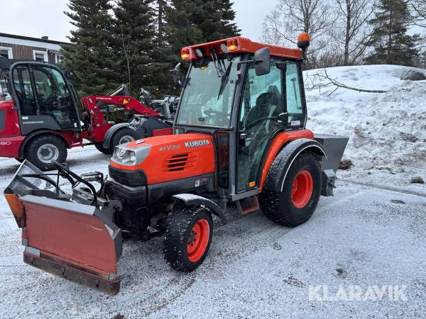 Redskapsbärare/traktor Kubota STV 36 med Vikplog & sandspridare