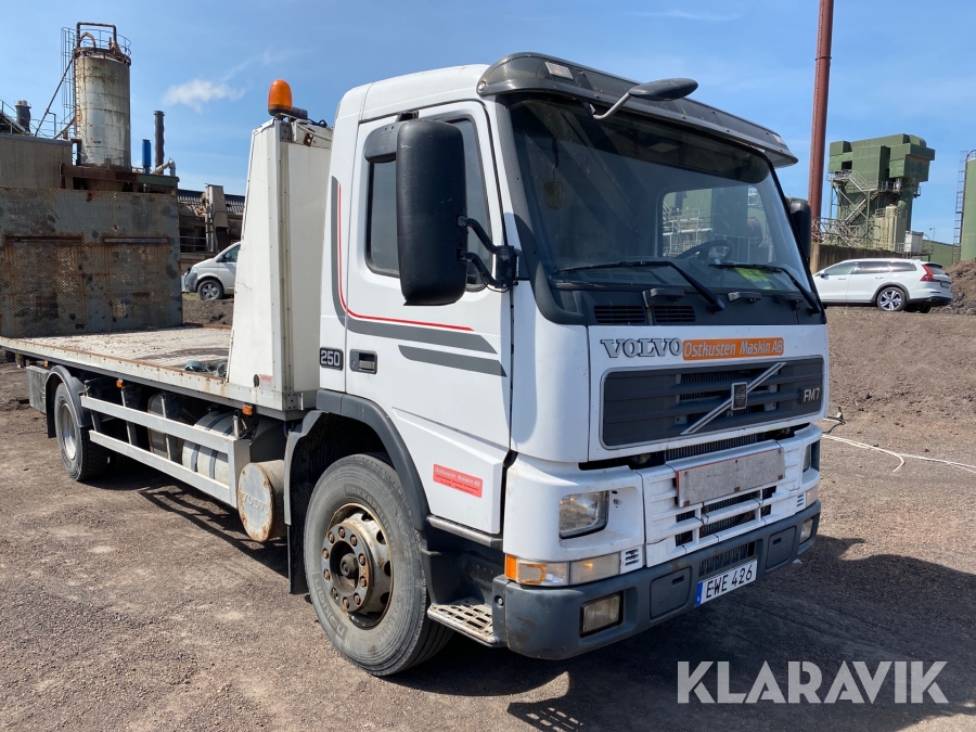 Flakbil Volvo FM7 maskintransport 