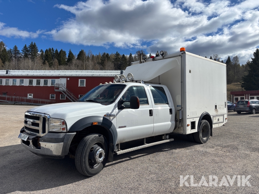 Lastbil Ford F-550 med verkstadsskåp