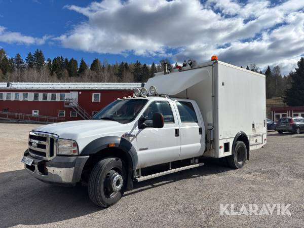 Lastbil Ford F-550 med verkstadsskåp