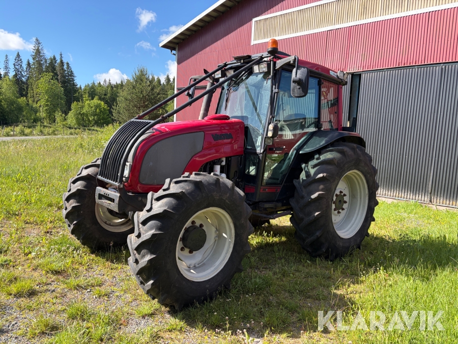 Traktor Valtra A75 med skogshytt