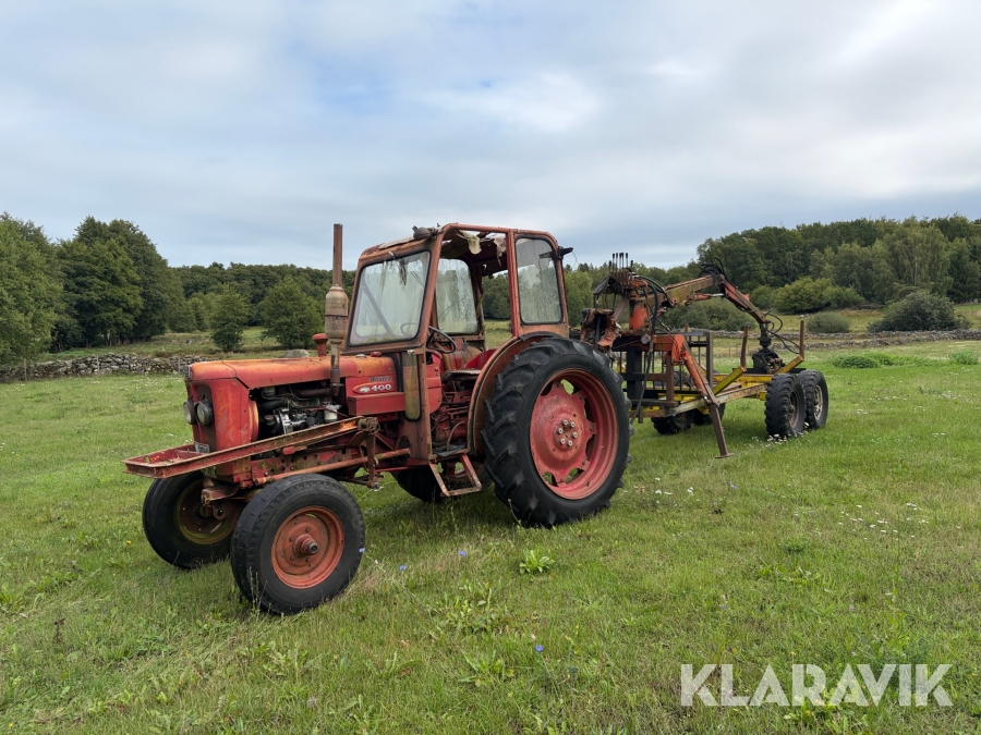Traktor Volvo BM 400 Buster med skogsvagn