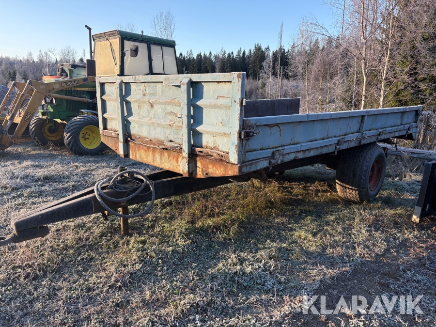 Traktorkärra med trevägstipp