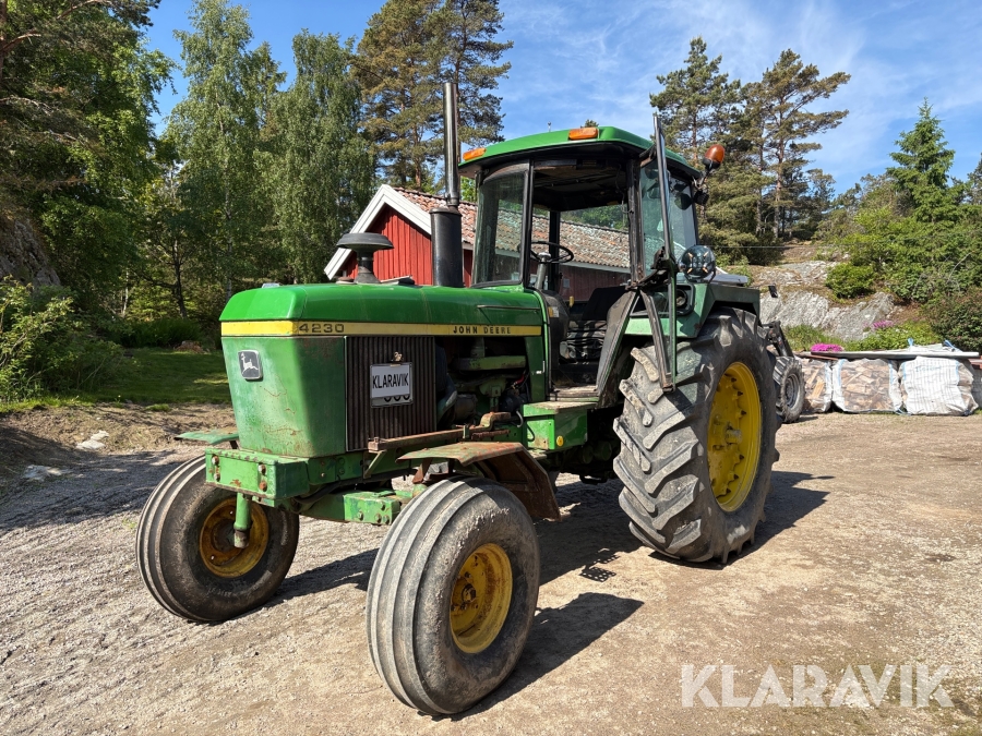 Traktor John Deere 4230