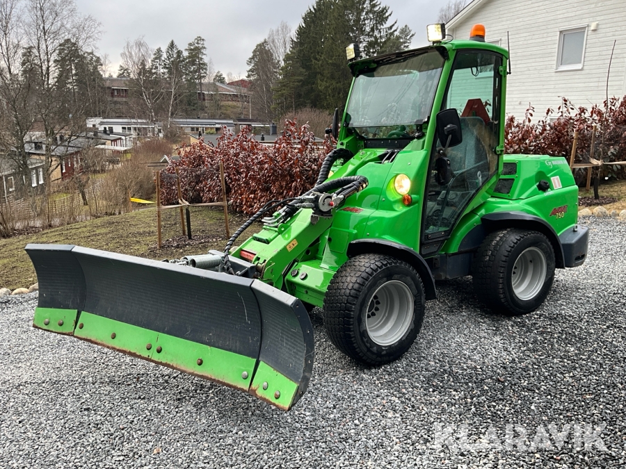 Kompaktlastare / redskapsbärare Avant 750 med flera redskap