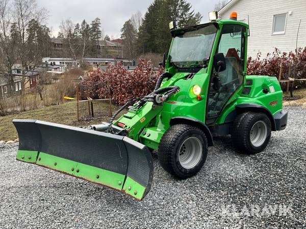 Kompaktlastare / redskapsbärare Avant 750 med flera redskap