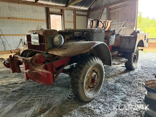 Militärfordon Dodge WC53 med plog