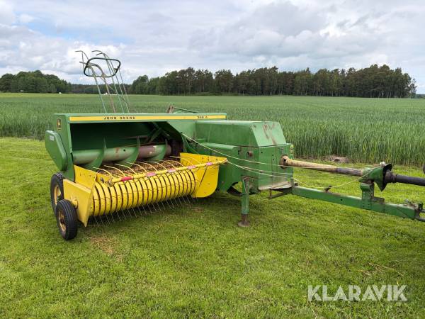 Småbalspress John Deere 342A