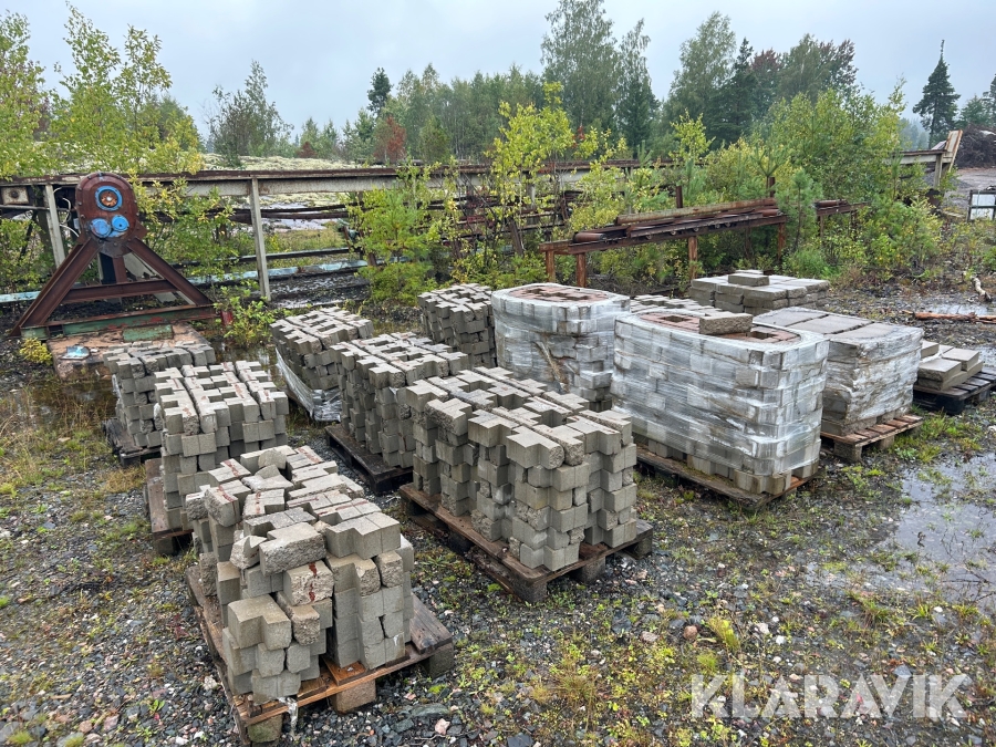 Parti med murblock och krönplattor  