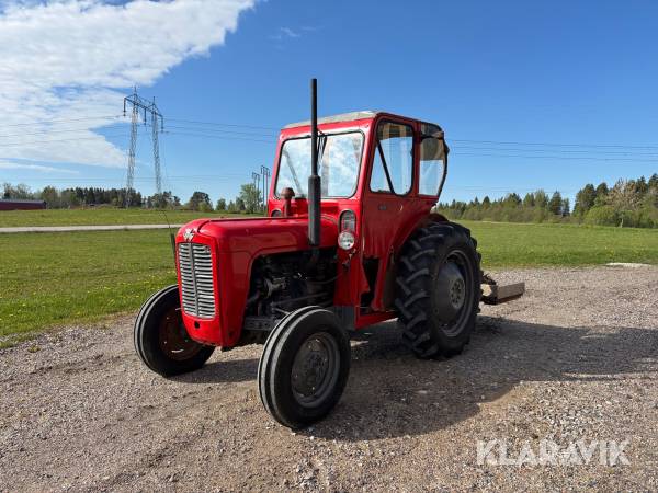 Veterantraktor Massey Ferguson 35 3cyl med lastbrygga och snökedjor