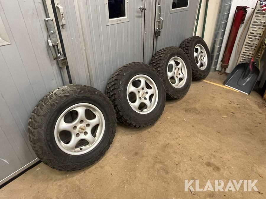 Grovmönstrade däck på fälg passar Volkswagen Transporter Kumho Road Venture MT