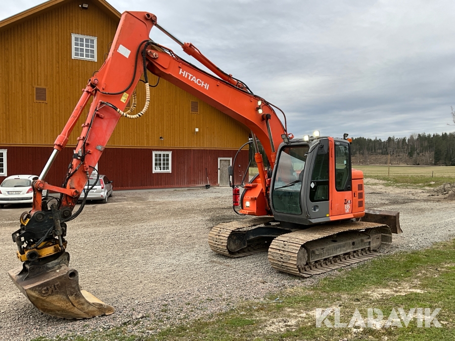 Grävmaskin Hitachi ZX 135 US med tiltrotator och skopa