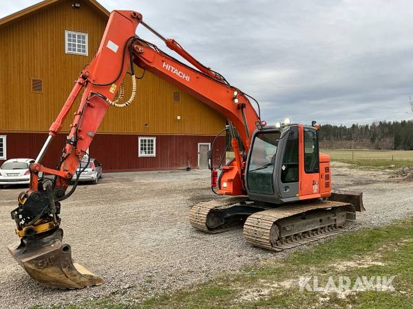 Grävmaskin Hitachi ZX 135 US med tiltrotator och skopa