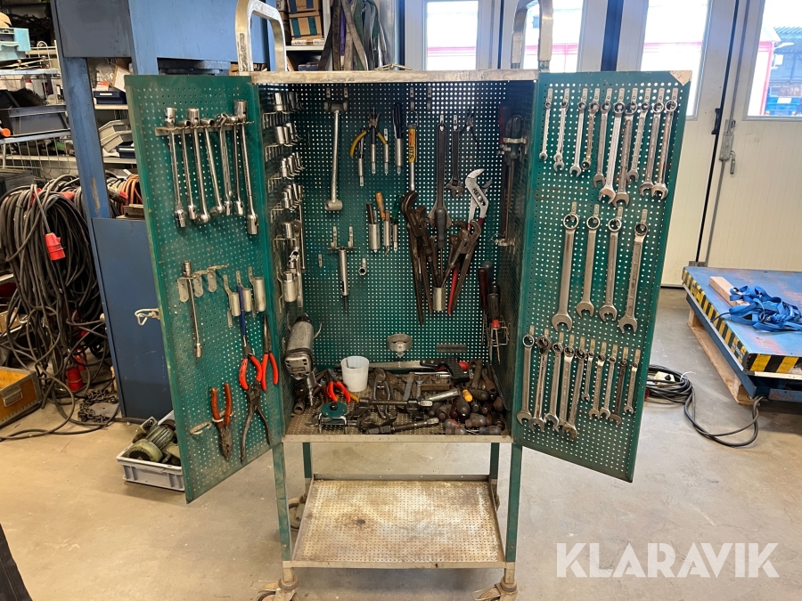 Verktygsskåp med verktyg
