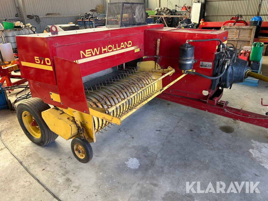 Småbalspress med kastare New Holland 570