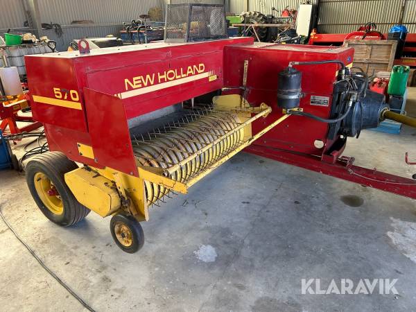 Småbalspress med kastare New Holland 570