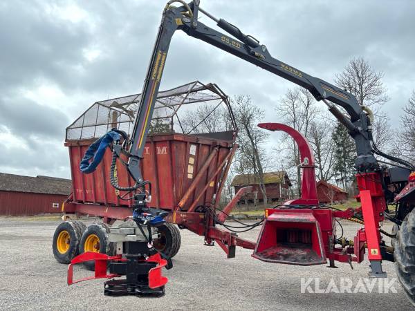 Kran med klipp och flistugg Farma C6,3D samt tippbar vagn och fjärrstyrning