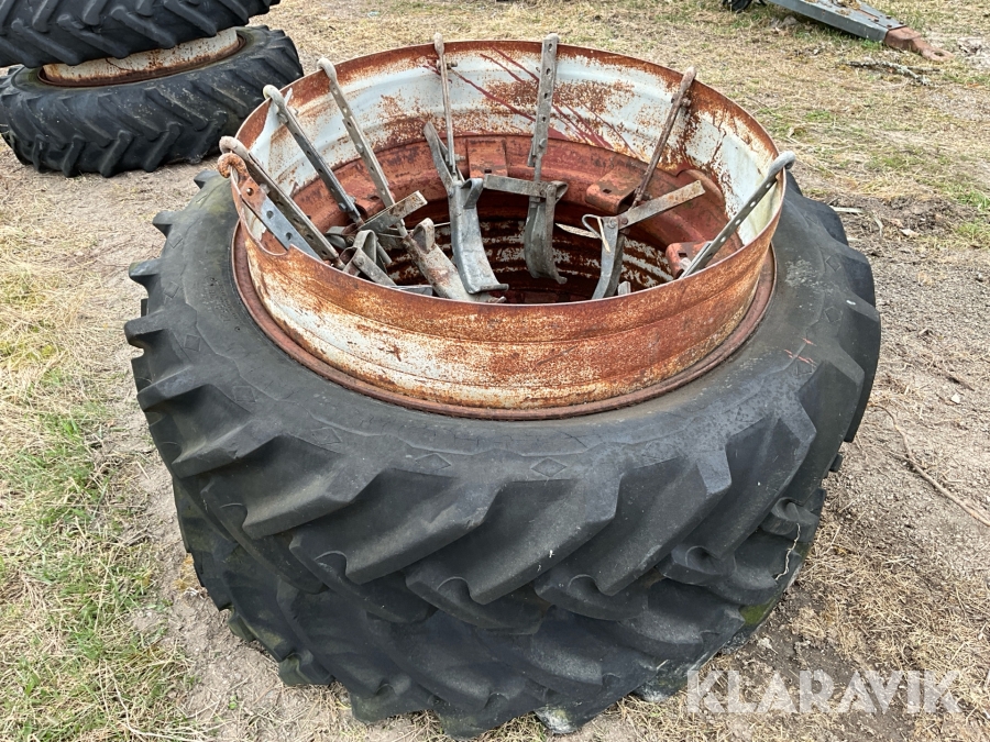 Dubbelmontage Goodyear 12.4-38