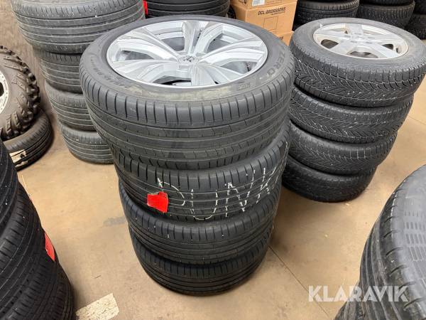 Däck 245/45R18 Pirelli med fälgar 