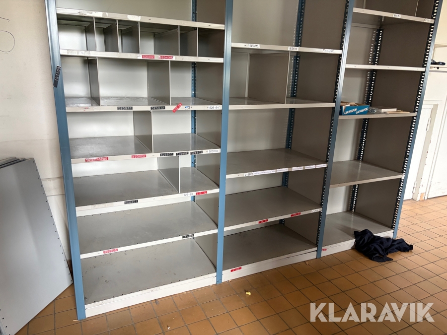 Lagerhylla med flyttbara avdelare