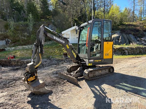 Grävmaskin Volvo EC18E med skopor och Engcon-rotator