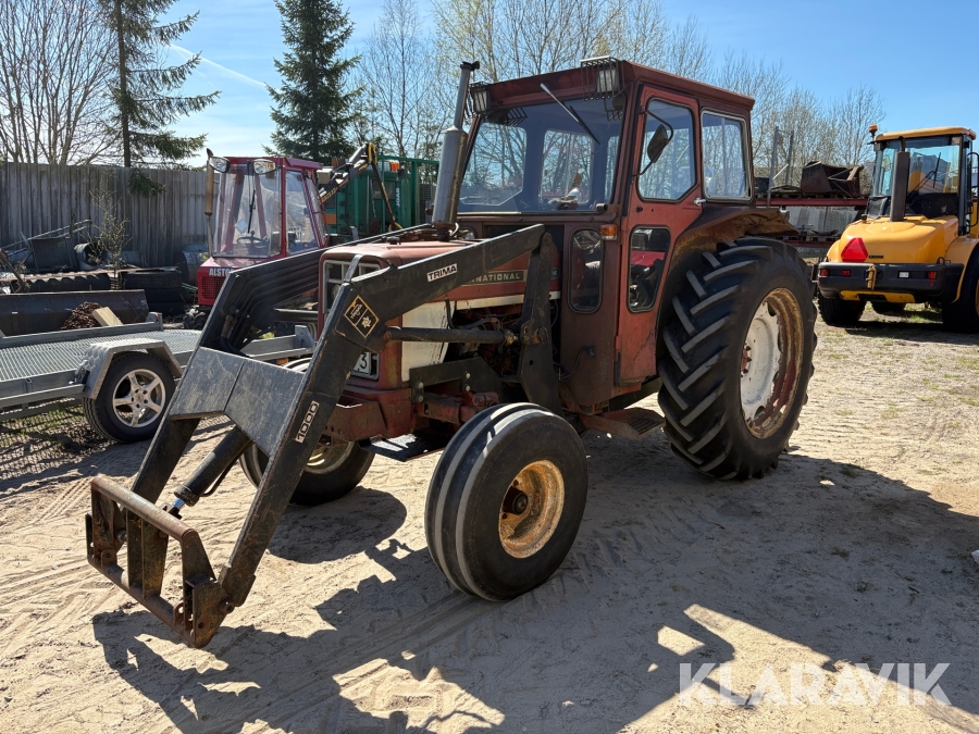 Traktor International 1-674 med lastare och redskap/tillbehör