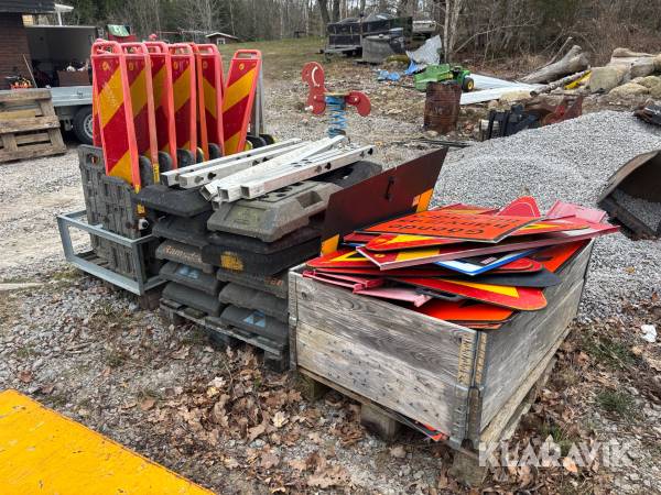 Vägskyltar/TA material 3 st pallar