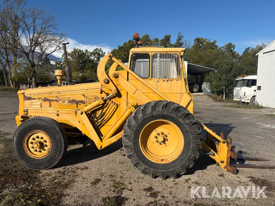 Baklastare Volvo BM LM 218 med gafflar