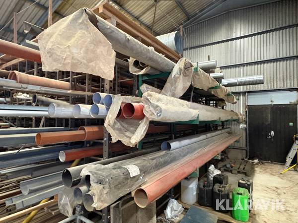 Diverse stuprör och rännor i olika storlekar och färger