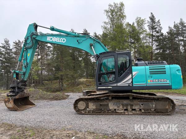 Grävmaskin Kobelco SK260LC-11 med flera redskap
