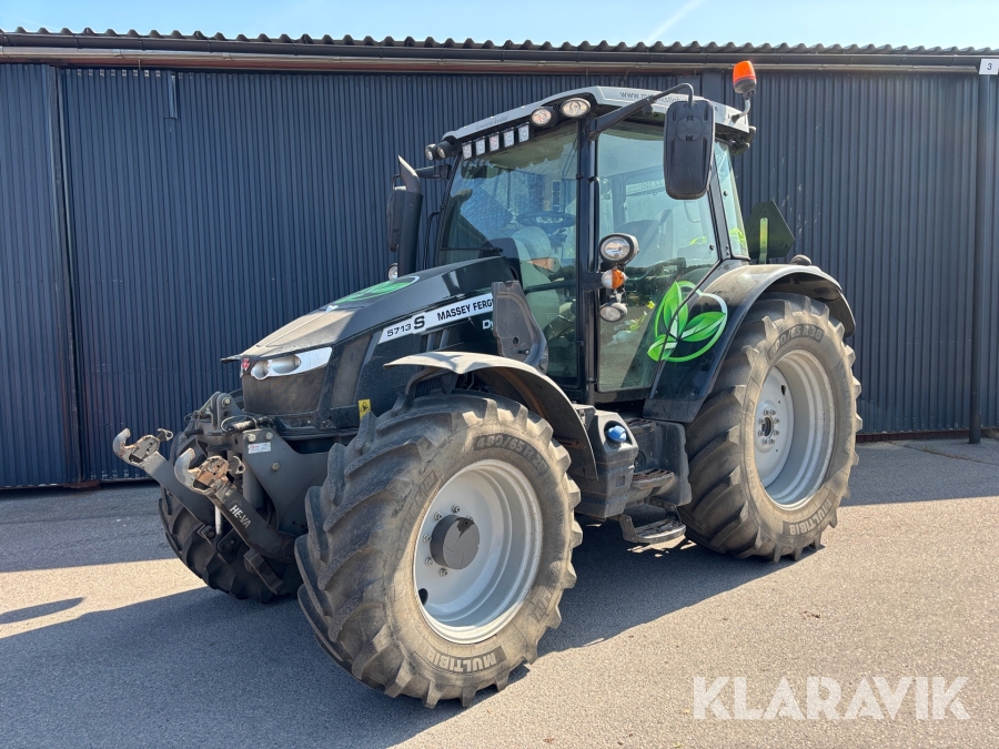 Traktor Massey Ferguson 5713S Dyna 6 med Vikplog