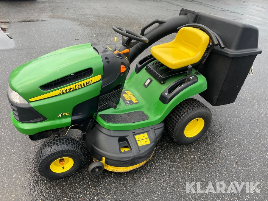 Gräsklippare John Deere X110 med uppsamlare