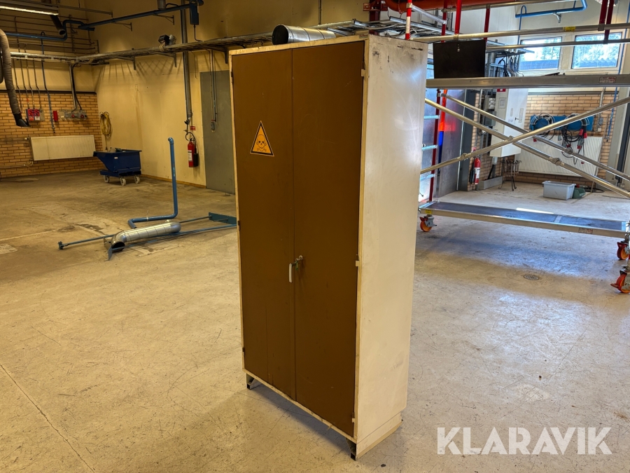 Plåtskåp med ventilationsanslutning samt svetstillbehör