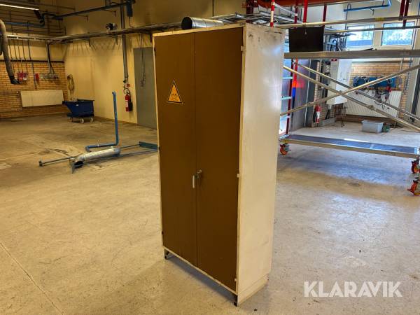 Plåtskåp med ventilationsanslutning samt svetstillbehör