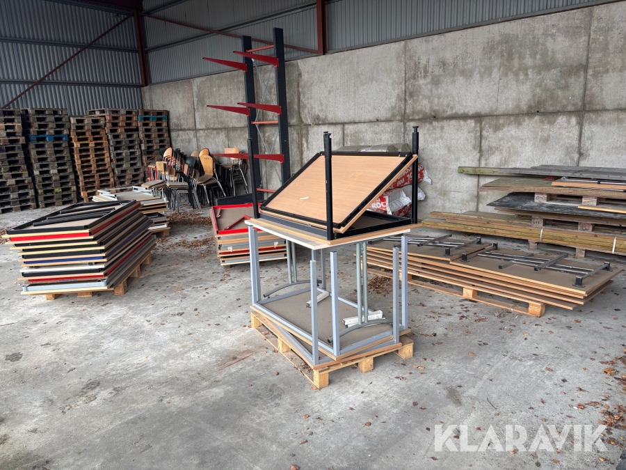 Diverse bord och stolar