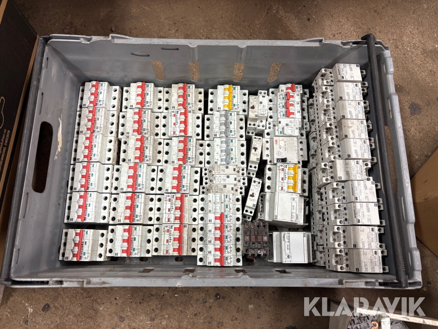 Parti kontaktorer, säkringar, huvudströmbrytare, omformare