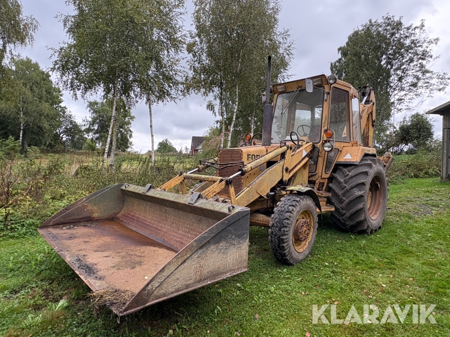 Traktorgrävare Ford 550CP med gallerskopa, skopor och redskap