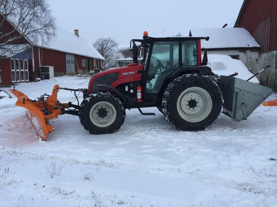 Traktor med Plog och Sand&Salt Spridare