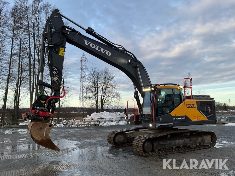 Grävmaskin Volvo EC250EL med Rototilt R8,  redskap & container med dieseltank