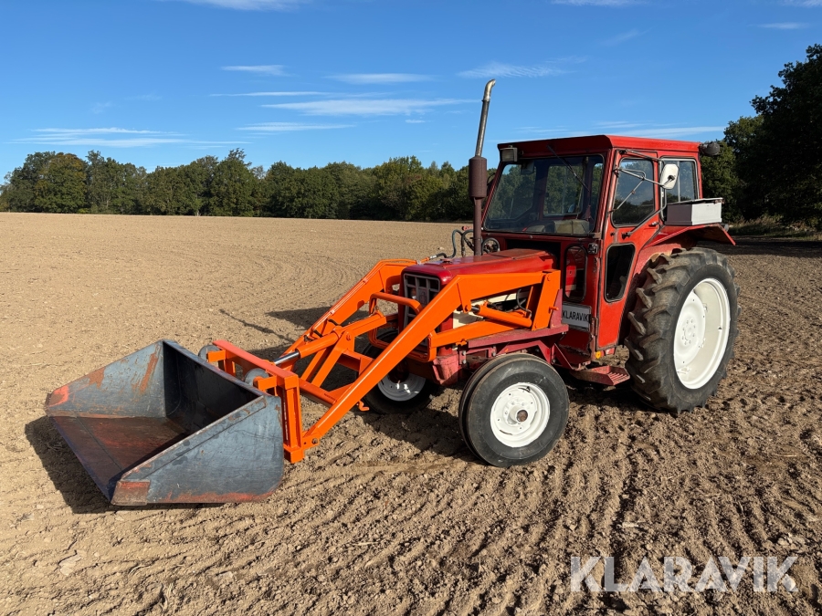 Traktor International Harvester 475 - Med frontlastare och 3 redskap