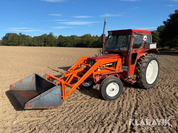 Traktor International Harvester 475 - Med frontlastare och 3 redskap