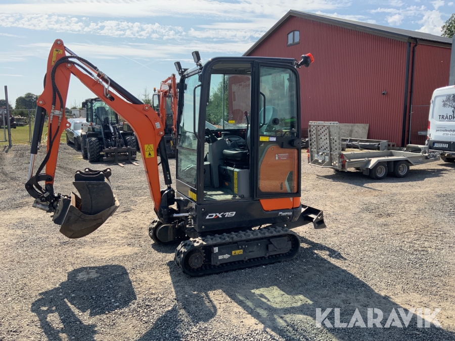 Minigrävmaskin Doosan DX19 med släpvagn och skopor