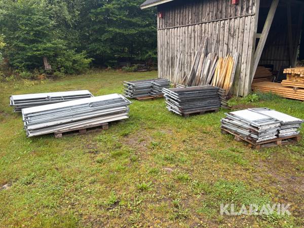 Diverse grindar för grisstall