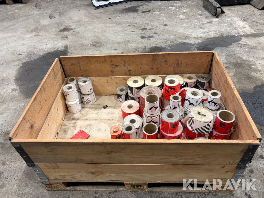 Parti med etikettrullar för farligt gods