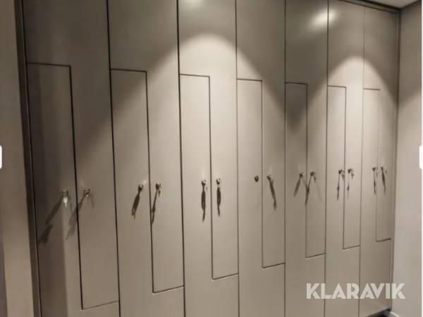 Platsbyggd garderob/skåpvägg komplett