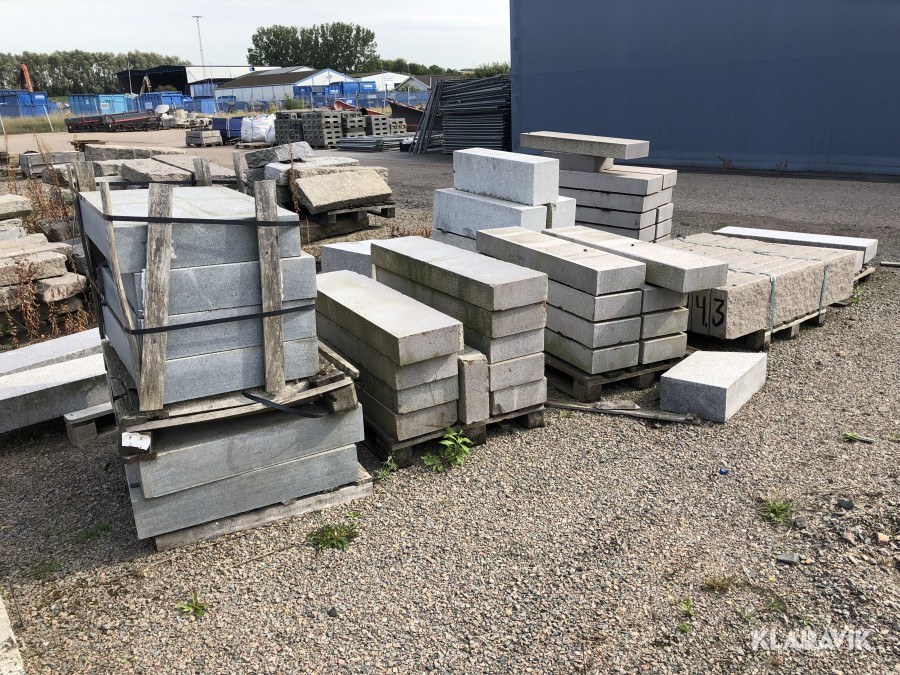 Granithällar, råkantsten och granitpelare