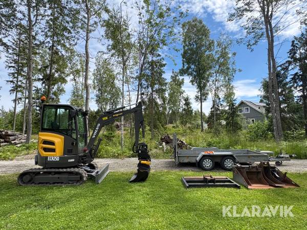 Grävmaskin Volvo ECR25D med trailer och redskap