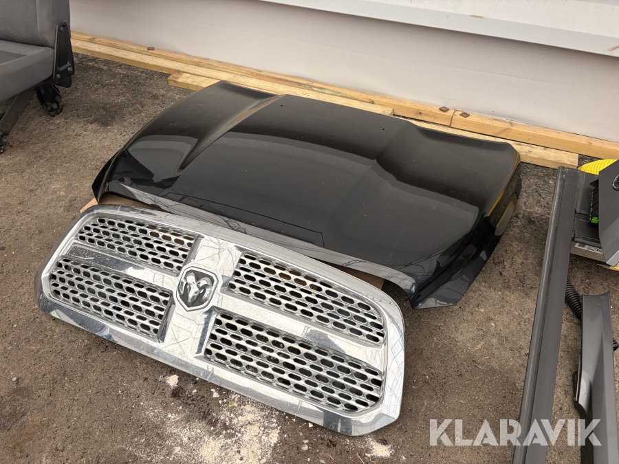 Huv och grill Dodge Ram 2018